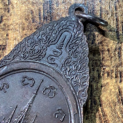 พระสยามเทวาธิราช วัดป่ามะไฟ ปี2518 เนื้อทองแดง พิมพ์ใหญ่ ๕ แตก (บล๊อคนิยม)