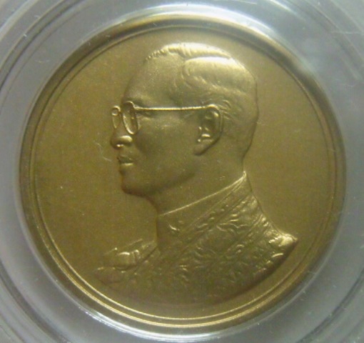 **เบาๆ**เหรียญในหลวง พระราชพิธีฉลองสิริราชสมบัติครบ ๖๐ ปี เนื้อทองแดงพ่นทราย**สวยๆ เชิญชมครับ