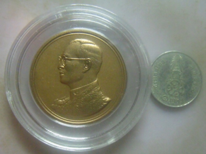**เบาๆ**เหรียญในหลวง พระราชพิธีฉลองสิริราชสมบัติครบ ๖๐ ปี เนื้อทองแดงพ่นทราย**สวยๆ เชิญชมครับ