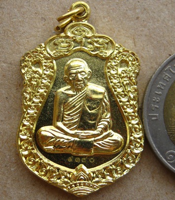 เหรียญเสมา ปี2557 วาระ2 เนื้อทองฝาบาตร หมายเลข9140 รุ่นบรรจุหัวใจ หลวงปู่ทิมองค์ใหญ่ พร้อมกล่องเดิม