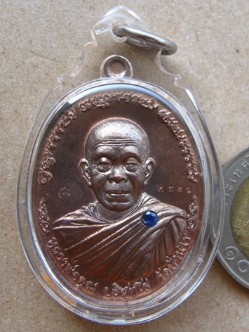 เหรียญหลวงพ่อคูณ รุ่นไพรีพินาศ ปี57เนื้อนวะ ฝังไพลิน เลข3521พิธีใหญ่ ปลุกเสก3วาระ เลี่ยมกันน้ำ+กล่อง