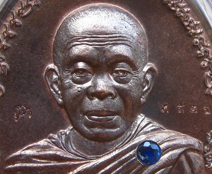 เหรียญหลวงพ่อคูณ รุ่นไพรีพินาศ ปี57เนื้อนวะ ฝังไพลิน เลข3521พิธีใหญ่ ปลุกเสก3วาระ เลี่ยมกันน้ำ+กล่อง