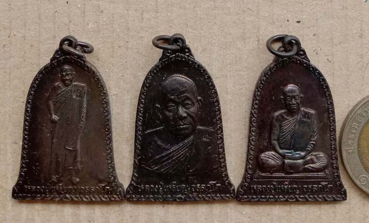 1ชุด 9องค์ หลวงปู่เหรียญ วรลาโภ วัดอรัญบรรพต จ หนองคาย ปี2539 รุ่นฉลองเจดีย์ พร้อมกล่องเดิม