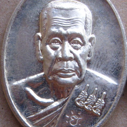 เหรียญหลวงปู่แย้ม วัดสามง่าม จ นครปฐม ปี2555 รุ่น บารมี 555 เนื้อกะไหล่เงิน พร้อมกล่องเดิม 