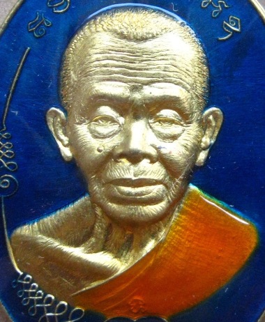 เหรียญมนต์พระกาฬ ปราบไพรี หลวงพ่อคูณ ปี2557เลข3678 ทองระฆังลงยาสีน้ำเงินจีวรเหลือง(กรรมการ)+กล่อง