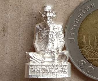 รูปหล่อลอยองค์ เสาร์ 5 ปี 2536 เนื้อเงิน หลวงปู่ม่น วัดเนินตามาก ชลบุรี พร้อมกล่องเดิม