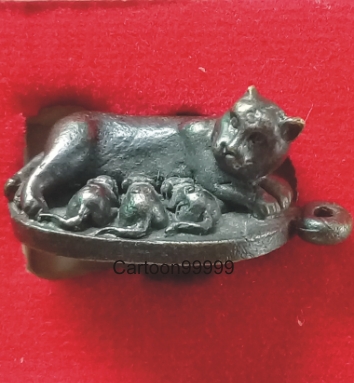 หนูดูดนมแมว พระครูวชิรนันทคุณ(นิล) วัดนายาง เพชรบุรีครับ สุดยอดเมตตา มหาเสน่ห์ครับผม 