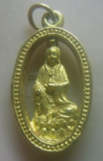 **เบาๆ**เหรียญหล่อลายฉลุ เจ้าแม่กวนอิม วัดเลียบราษฏร์บำรุง กทม.**กะไหล่ทอง หลังยันต์ห้า สวยๆ