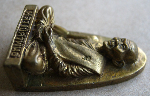 รูปเหมือนหลังเตารีดหลวงปู่คำพันธ์ วัดธาตุมหาชัย นครพนม ปี2536รุ่นบุญญาบารมี  เนื้อทองผสม  เลข195+กล่