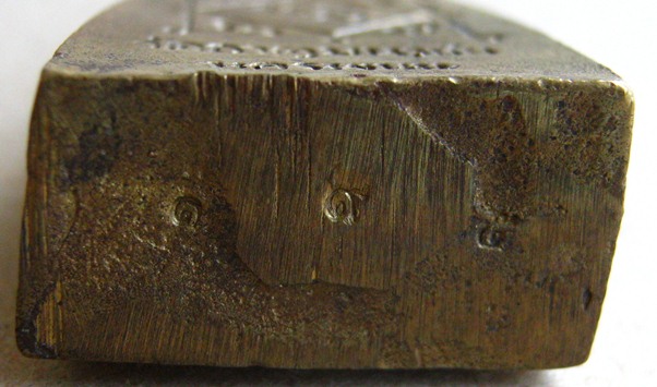 รูปเหมือนหลังเตารีดหลวงปู่คำพันธ์ วัดธาตุมหาชัย นครพนม ปี2536รุ่นบุญญาบารมี  เนื้อทองผสม  เลข195+กล่