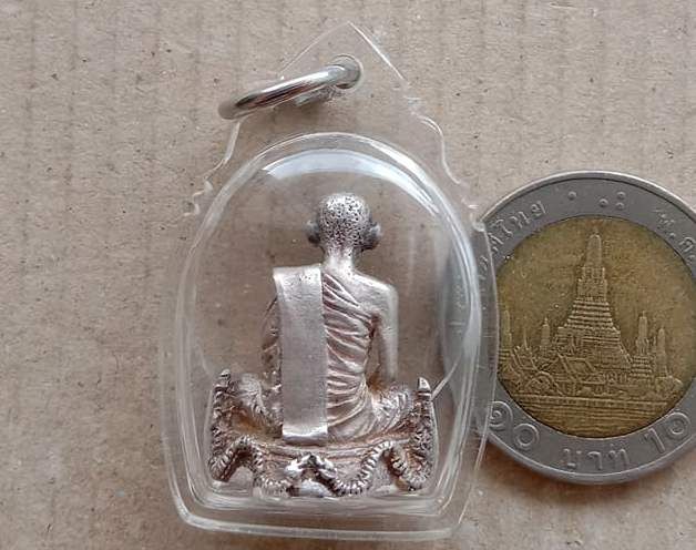 รูปเหมือน เนื้อเงิน หลวงปู่คำพันธ์ วัดธาตุมหาชัย จ.นครพนม ปี2537 รุ่นชัยมงคล เลี่ยมกันน้ำพร้อมใช้