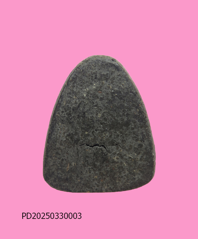 พระปิดตา เนื้อดำหลังเรียบ