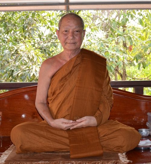 เหรียญประทานพร หลวงปู่จื่อ วัดเขาตาเงาะ ชัยภูมิ ปี2559เลข58เนื้อเงินไม่ตัดปีกหลังเรียบ โค้ด๙รอบ+กล่อ