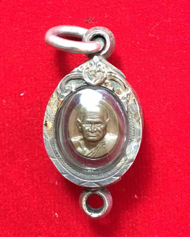 เหรียญเม็ดยาเนื้อนวะโลหะ หลวงพ่อเงินรุ่นพระพิจิตร ปี 2542-2543 พร้อมบัตรพระแท้