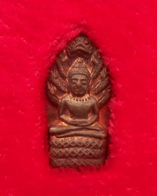 พระปรกใบมะขาม ลปคร่ำวัดวังหว้าเนื้อทองแดง รุ่นศิริมงคล ปี 2537 พร้อมกล่อมเดิม