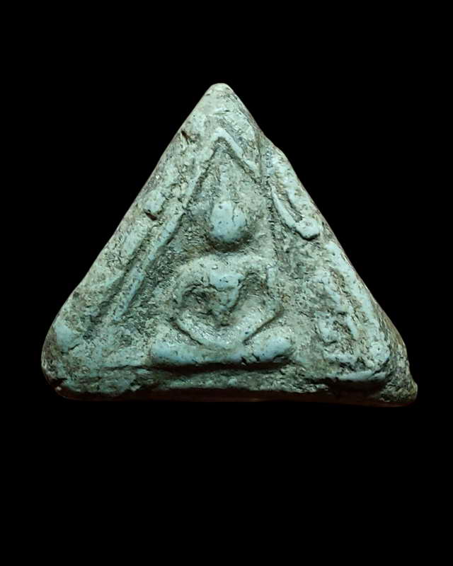 พระสามเหลี่ยมเนื้อผงหนึกนุ่มมีคราบกรุเก่าๆไม่ทราบที่ 900