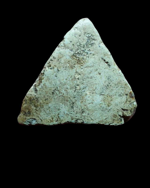 พระสามเหลี่ยมเนื้อผงหนึกนุ่มมีคราบกรุเก่าๆไม่ทราบที่ 900