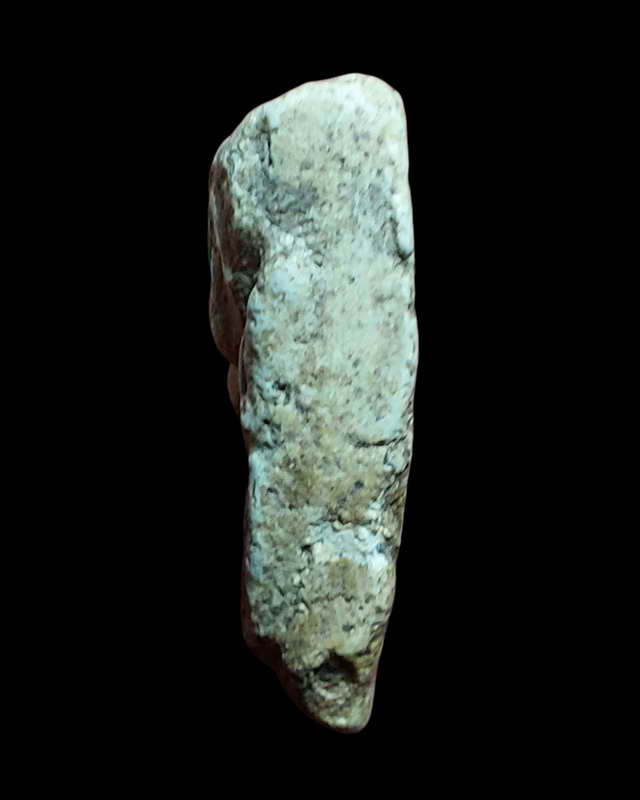 พระสามเหลี่ยมเนื้อผงหนึกนุ่มมีคราบกรุเก่าๆไม่ทราบที่ 900