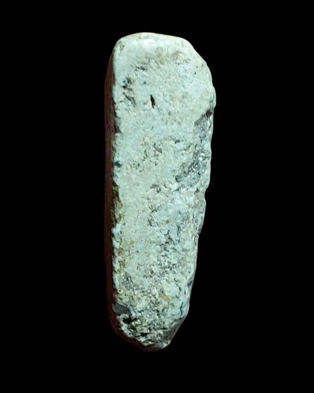 พระสามเหลี่ยมเนื้อผงหนึกนุ่มมีคราบกรุเก่าๆไม่ทราบที่ 900