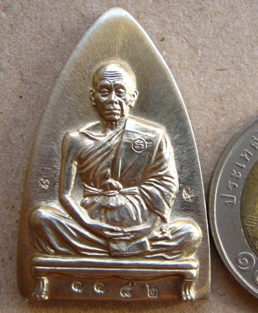 หลวงพ่อคูณ เหรียญเตารีดใหญ่ รุ่นพุทธคูณสยาม ออกวัดใหม่อัมพวัน ปี2554หมายเลข1182 เนื้ออัลปาก้า+กล่อง