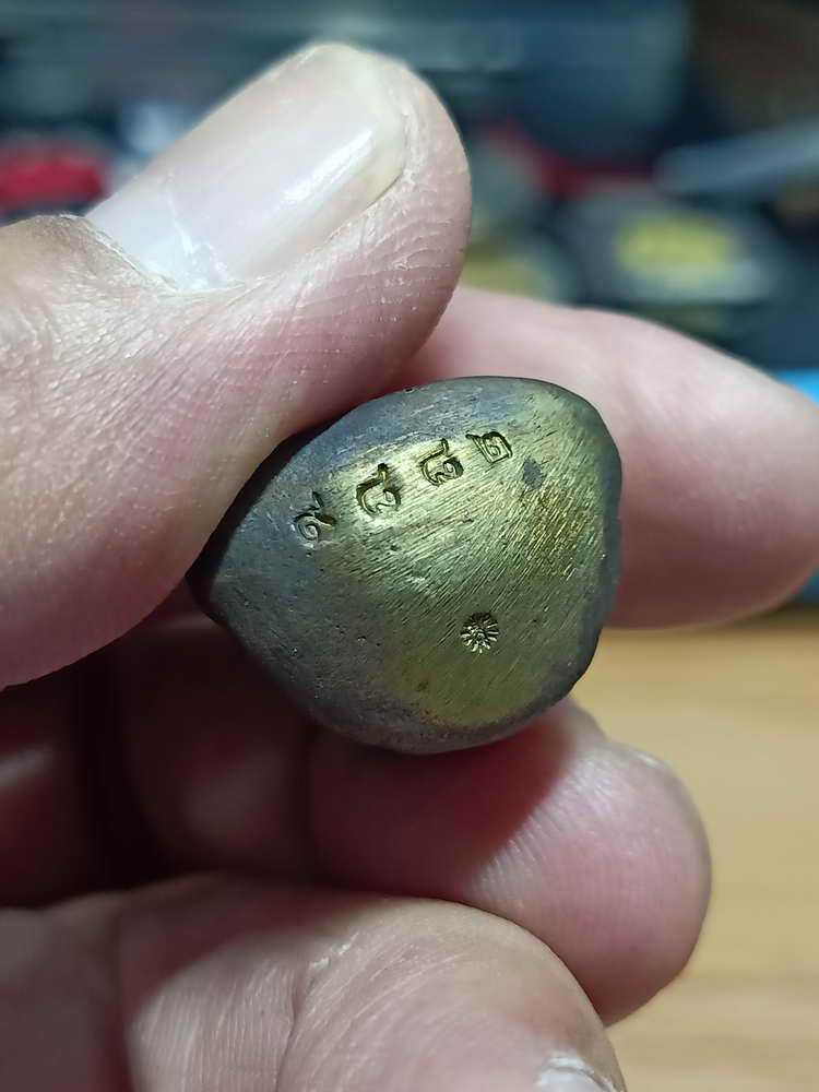 4-39 รูปหล่อฐานภูเขา(เบ้าทุบ) 102 ปี หลวงปู่สี อภิรโส วัดบ้านขอนแก้น จ.มุกดาหาร กล่องเดิมเดิม