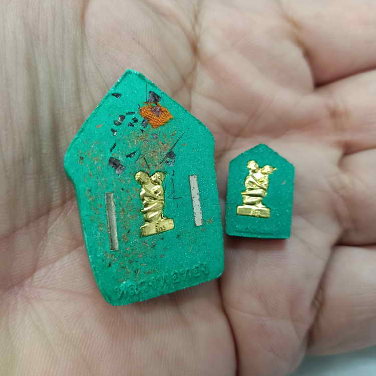 หลังอิ้น พระชุดขุนแผน รุ่นเศรษฐี เงิน ทอง หลวงพ่อทอง วัดพระพุทธบาทเขายายหอม จ.ชัยภูมิ ปี 2558