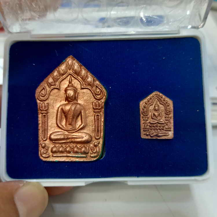 หลังอิ้น พระชุดขุนแผน รุ่นเศรษฐี เงิน ทอง หลวงพ่อทอง วัดพระพุทธบาทเขายายหอม จ.ชัยภูมิ ปี 2558