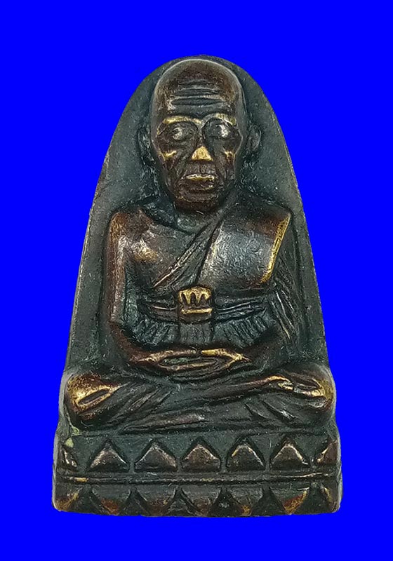 พระหลวงปู่ทวดหลังตัวหนังสือ วัดม่วง(หนองแขม) กรุงเทพฯ เนื้อโลหะผสมรมดำ ปี2505