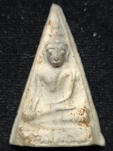  วัดไผ่โรงวัว จ.สุพรรณบุรี พระพุทธโคดม หลวงพ่อขอม  เนื้อดิน  พิมพ์สามเหลี่ยม หน้าตั๊กแตน  ปี 2497