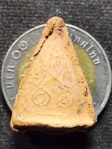 วัดไผ่โรงวัว จ.สุพรรณบุรี พระพุทธโคดม หลวงพ่อขอม  ปี2505 พิมพ์สามเหลี่ยมหลังยันต์ เนื้อดิน 