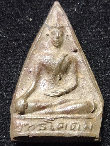 วัดไผ่โรงวัว จ.สุพรรณบุรี พระพุทธโคดม พิมพ์ห้าเหลี่ยม  เนื้อดินผสมแร่ 2505