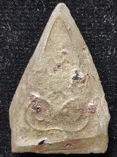 วัดไผ่โรงวัว จ.สุพรรณบุรี พระพุทธโคดม พิมพ์ห้าเหลี่ยม  เนื้อดินผสมแร่ 2505