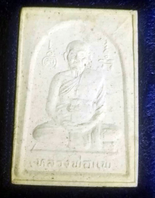 พระผงรูปเหมือนหลวงปู่บุดดา หลวงพ่อแพ กล่องวัดเดิมๆครับ