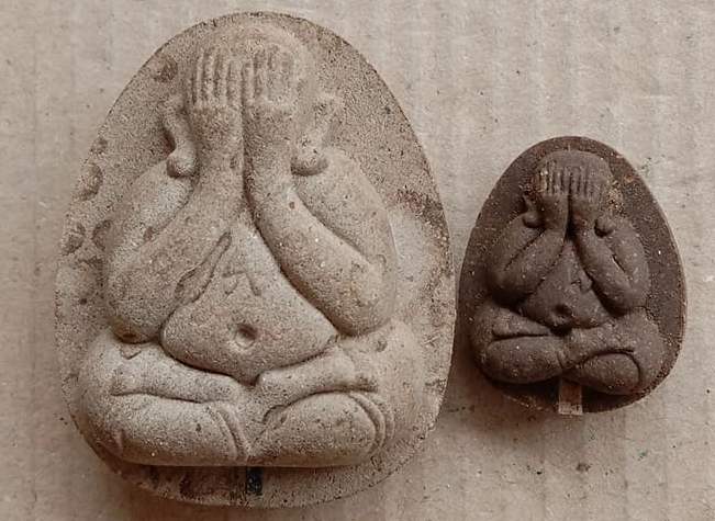 พระปิดตา หลวงพ่อคูณ รุ่นคูณ88 มหาเศรษฐี เนื้อว่านผสมเกศา ตะกรุดเงิน วัดบ้านไร่ ปี2553+กล่อง