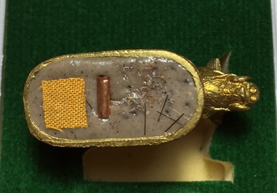 หมูมหามงคลคูณทอง หลวงพ่อคูณ วัดบ้านไร่ ปี2553 เนื้อทองทิพย์ ใต้ฐานอุดผงจีวรเกศา+ตะกรุด เลข3312+กล่อง