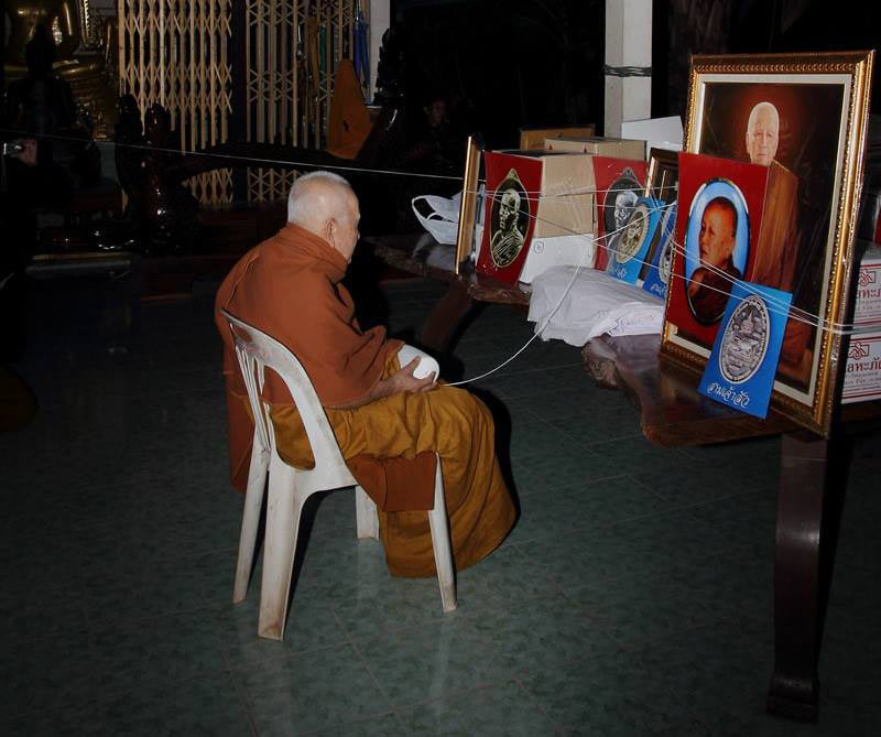 เหรียญหลวงปู่บุญหนา วัดป่าโสตถิผล จ สกลนคร ปี2555 รุ่นมหาลาโภ เนื้อทองแดงรมดำ หมายเลข1276พร้อมกล่องเ