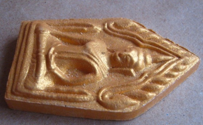 ขุนแผนคงกระพัน รุ่นแรก หลวงพ่อคง วัดกลางบางแก้ว นครปฐม ปี2556เนื้อผสมเกสร108หลังโรยอัญมณี พิมพ์ใหญ่