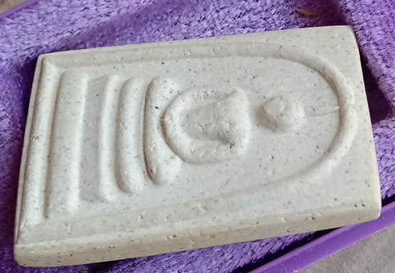 พระสมเด็จวัดระฆัง พิมพ์ใหญ่ เกศทะลุซุ้ม เสาร์5 ปี2536 หลังตรายาง พร้อมกล่องเดิม