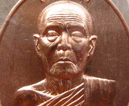 เหรียญเจริญพร หลวงปู่คำผา วัดป่าคำนาถัว จ.สกลนคร ปี2556 เนื้อทองแดง หมายเลข544 พร้อมกล่องเดิม