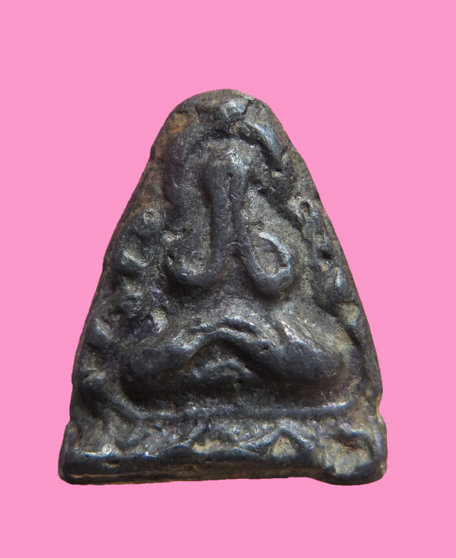 พระปิดตาพิมพ์ซุ้มเถาวัลย์ เนื้อชินตะกั่ว หลังยันต์