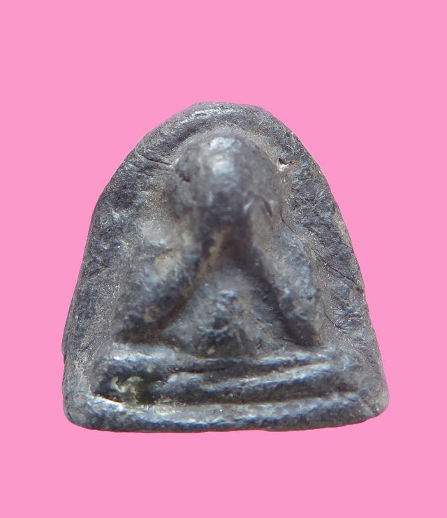 พระปิดตาจิ่ว เนื้อดำ สูงประมาณ 1.2 ซม.