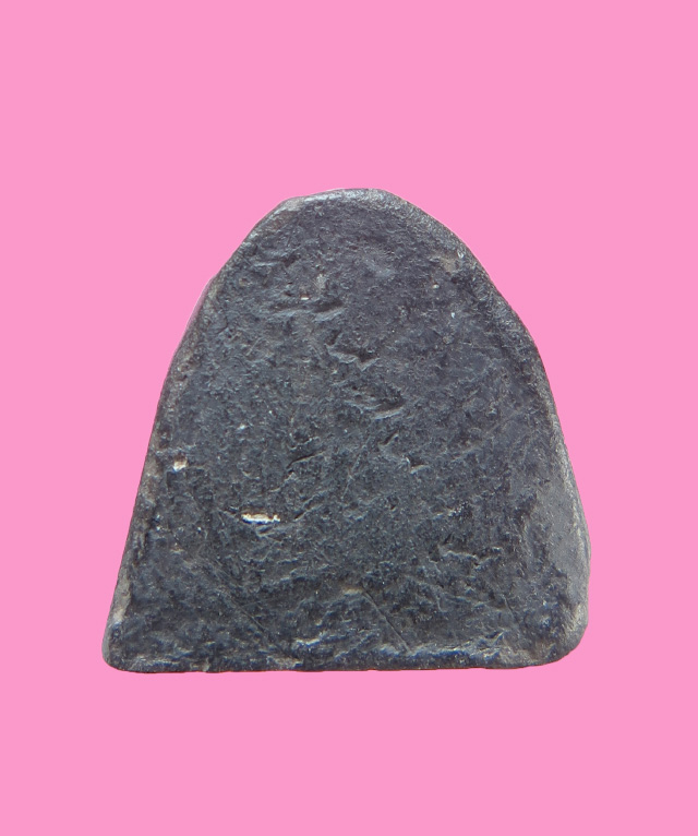 พระปิดตาจิ่ว เนื้อดำ สูงประมาณ 1.2 ซม.