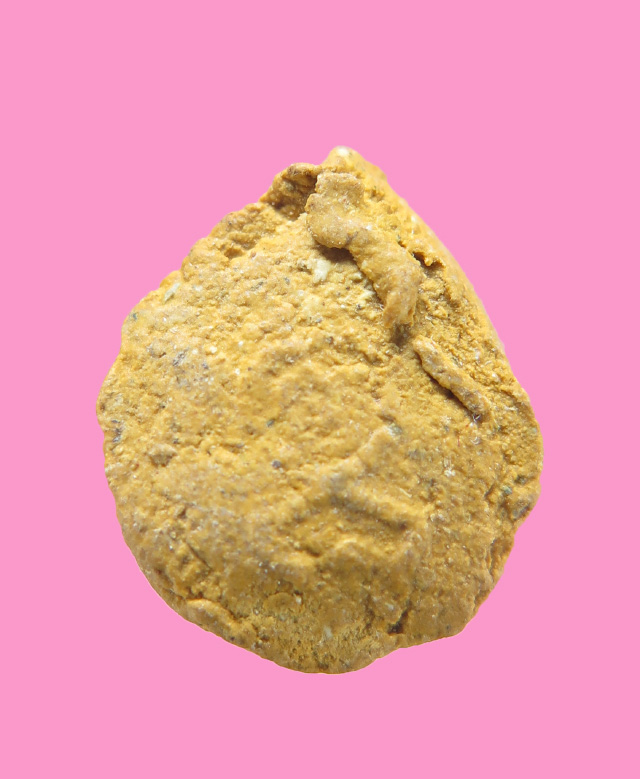 พระปิดตา หลังย้นต์เฑาะว์ ขนาดสูงประมาณ 1.2 ซม.