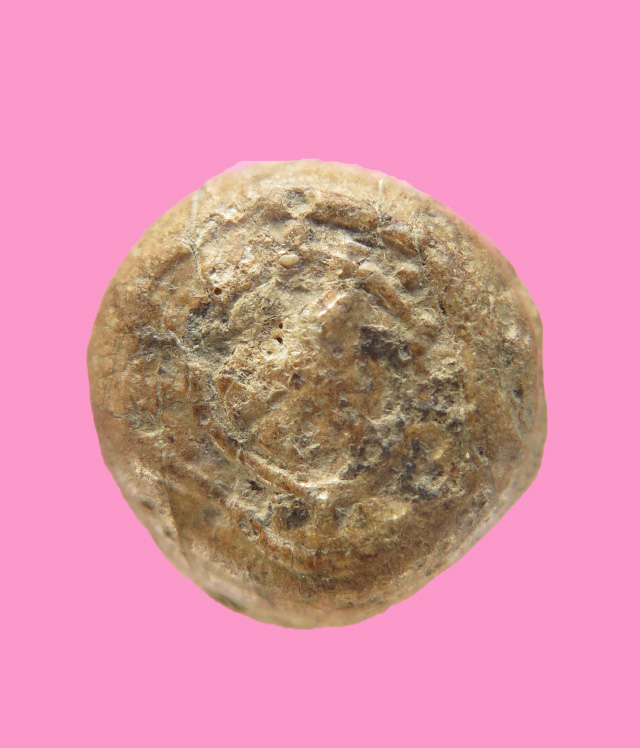 ยันต์เม็ดกระดุม เนื้อดิน หลังมีภาษาจีน