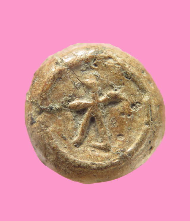 ยันต์เม็ดกระดุม เนื้อดิน หลังมีภาษาจีน