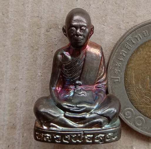 รูปเหมือนปั้มหลวงพ่อคูณ วัดบ้านไร่ ปี2557 รุ่นเทพเจริญพร เนื้อนวะโลหะ เลข319 พร้อมบัตรรับรอง