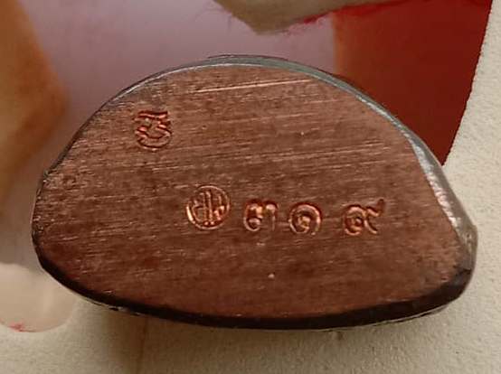 รูปเหมือนปั้มหลวงพ่อคูณ วัดบ้านไร่ ปี2557 รุ่นเทพเจริญพร เนื้อนวะโลหะ เลข319 พร้อมบัตรรับรอง