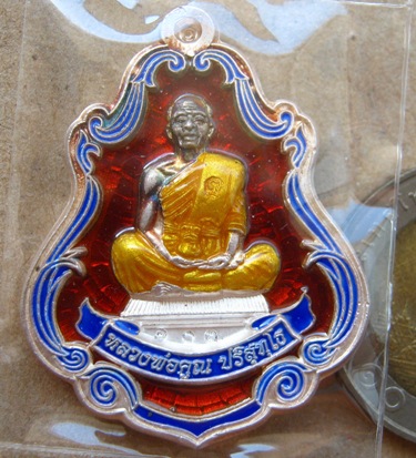 เหรียญปาดตาล รุ่นพุทธคูณสยาม วัดใหม่อัมพวัน ปี2554เลข103 เนื้อเงินลงยาสีแดงจีวรเหลือง+กล่องเดิม