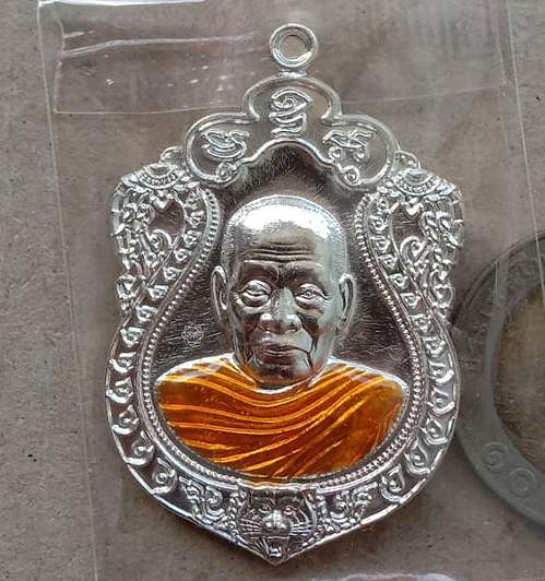 เหรียญเสมาหัวเสือห่มคลุม หลวงพ่อพัฒน์ วัดห้วยด้วน นครสวรรค์ ปี2563 กะไหล่เงิน ลงยาสีจีวร เลข3491+กล่