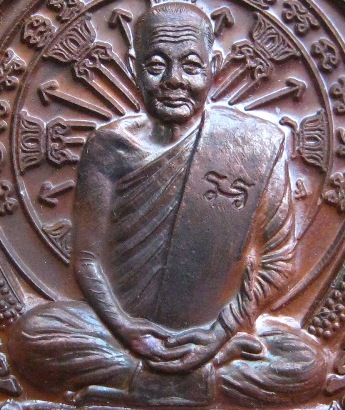 นั่งพานร่ำรวย ร่นแรก หลวงปู่หุน วัดบางผึ้ง ฉะเชิงเทรา ปี2554เลข1635ทองแดงผสมกำไลทวาราวดีโบราณ+กล่อง